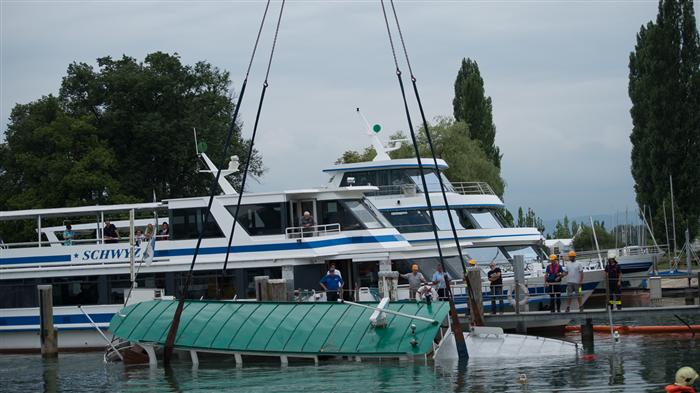 gekentertes MS Schwan wird auf dem Zugersee geborgen